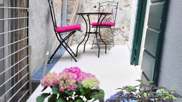 Room, 1 Bedroom, Smoking | Garden