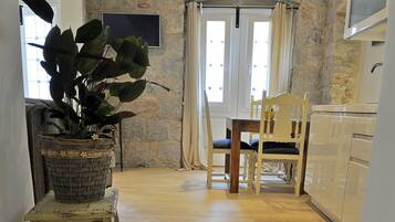 Room, 1 Bedroom, Smoking | Living room