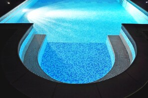 A swimming pool with a tiled edge and a circular viewing area. - Cosy Suite With Garden & Terrace (Trogir)