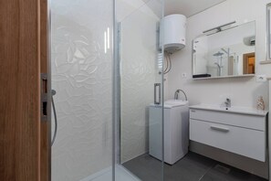 Bathroom - Cosy Suite With Garden & Terrace (Trogir)