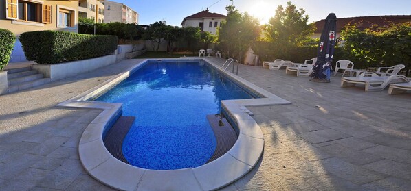 Departamento, 1 habitación, para fumadores | Alberca | Alberca al aire libre 