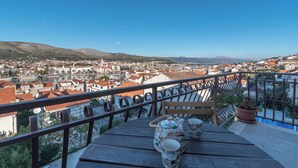 A balcony with a table, chairs, and a potted plant. - Stunning View Suite With Balcony (Trogir)