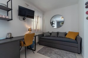 Room, 1 Bedroom, Smoking | Living room