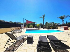 Outdoor pool - Spacious 4 Bedroom detached villa with large pool/jacuzzi, outside Bar in Paphos (Chloraka)