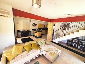 Smart-TV, Kamin, DVD-Player, Tischtennisplatte