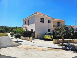 Exterior - Spacious 4 Bedroom detached villa with large pool/jacuzzi, outside Bar in Paphos (Chloraka)