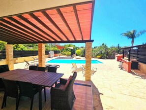 Outdoor dining - Spacious 4 Bedroom detached villa with large pool/jacuzzi, outside Bar in Paphos (Chloraka)
