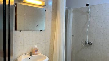 Apartemen, 1 kamar tidur, balkon | Kamar mandi | Tisu toilet