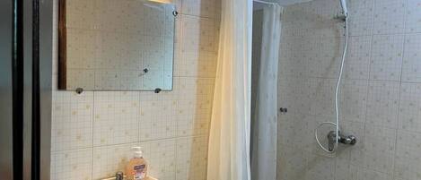 Appartement, 1 chambre, balcon | Salle de bain | Papier de toilette