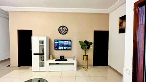 Living room - Medo's Luxury Houses - Large Studio (Abidjan)