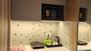 Family Vacation Suite | Private kitchen | Fridge, microwave