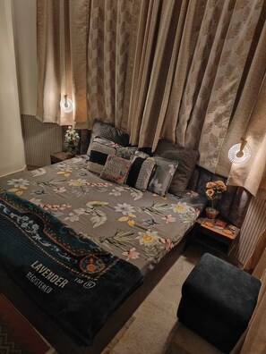 Premium bedding, free WiFi, bed sheets - Naari Home Stay (Mathura)