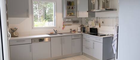 Køleskab, mikrobølgeovn, ovn, kogeplade