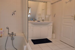 ヘアドライヤー、トイレットペーパー