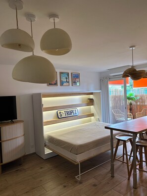 In-room safe, iron/ironing board, free WiFi, bed sheets - Saint Tropez gendarme apartment (Saint-Tropez)