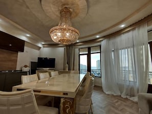 بديكورات فريدة لكل غرفة وطراز فريد لكل وحدة وستائر تعتيم ومكواة/لوح كي