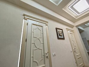 بديكورات فريدة لكل غرفة وطراز فريد لكل وحدة وستائر تعتيم ومكواة/لوح كي