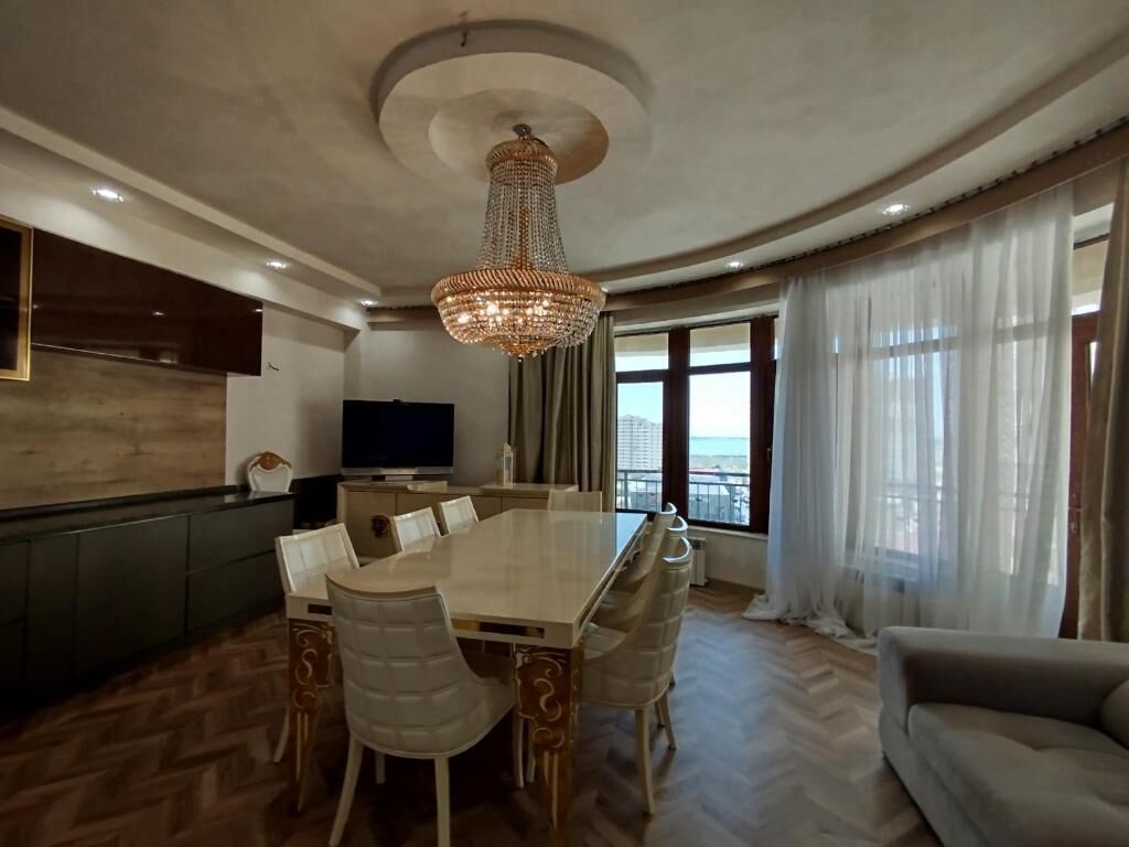 Apartemen Deluks, balkon, pemandangan danau | Area keluarga | TV layar datar, lantai berpemanas, dan printer