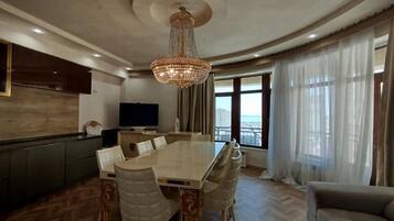 Apartemen Deluks, balkon, pemandangan danau | Area keluarga | TV layar datar, lantai berpemanas, dan printer