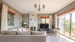 Villa – classic, sjøutsikt | Oppholdsområde