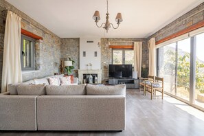 Villa clásica, vista al mar | Área de sala de estar