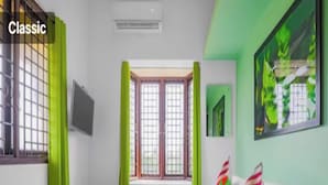 Une chambre à coucher avec un lit, des rideaux verts, une fenêtre et un tableau accroché au mur.