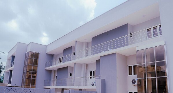 Un edificio moderno de varios pisos con balcones y ventanas amplias.