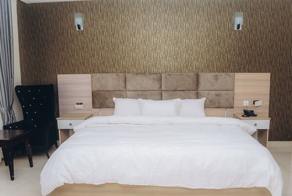 Executive Room | In-room safe, desk, laptop workspace, soundproofing