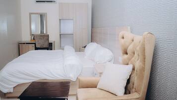 Quarto executivo | Cofres nos quartos, escrivaninha, espaço de trabalho para notebook