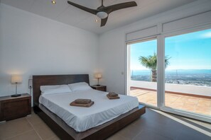 4 bedrooms, iron/ironing board, free WiFi, bed sheets
