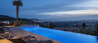 Casa Blanca - Spektakuläre Aussicht und Infinity Pool - Privatsphäre -