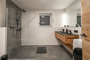 Shower, hair dryer, towels, soap - BPS Apartment #6 VIEW - River view - Nature - Elegant (Horb am Neckar)