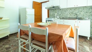 Fridge, oven, stovetop, cookware/dishes/utensils - Cheap Ferrari vacation home in Casarano in Salento, Puglia (Casarano)