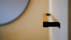 Primer plano de una bisagra de madera fijada a una pared.