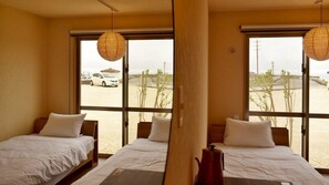 Premium Twin Room | Desk, laptop workspace, free WiFi, bed sheets - MUMBU STAY Nantahama Beach (Yonaguni)