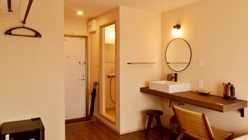 Escritorio, espacio para trabajar con laptop y wifi gratis