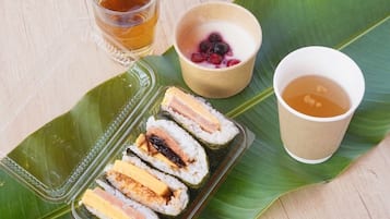 Daily to-go breakfast (JPY 1000 per person)