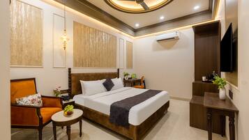 迷你吧、書桌、手提電腦工作空間、免費 Wi-Fi