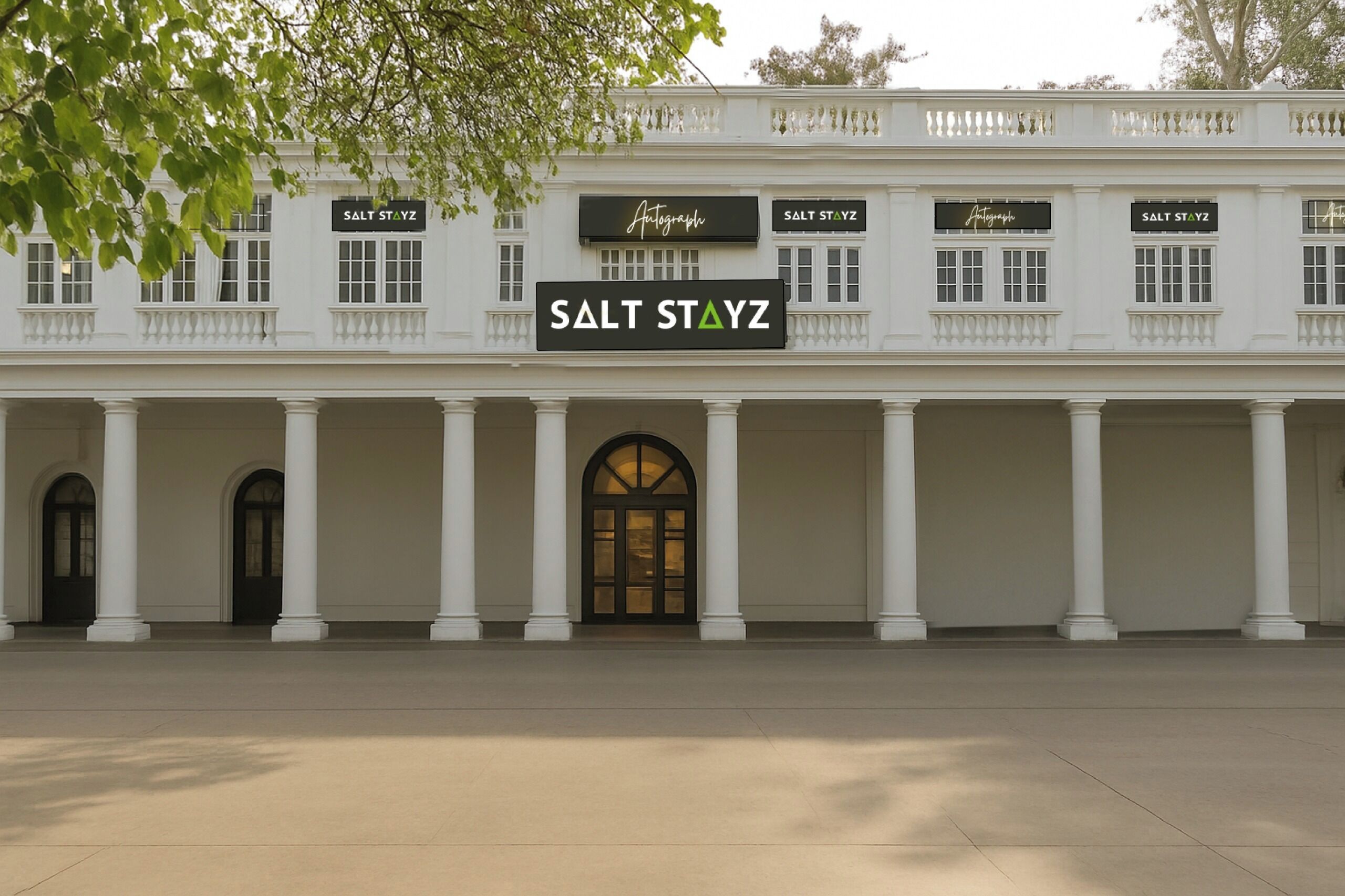 Un bâtiment sur lequel on peut lire l’inscription « SALT STAYZ » et le mot « Antique ».