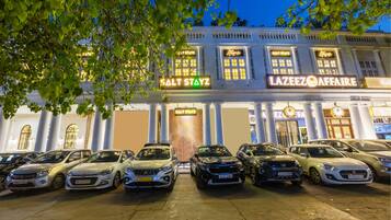 住宿正面 (夜晚)