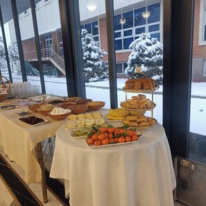 Esmorzar diari d'estil bufet gratuït 