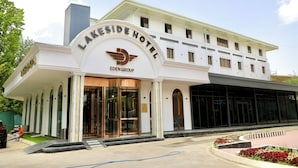 Un hotel con una entrada destacada, un amplio frente de vidrio y un cartel que indica que pertenece al Grupo Eden.