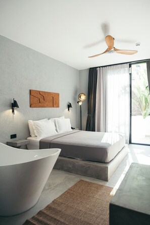 豪華雙人房 | 客房內保險箱、書桌、筆電工作空間、遮光布/窗簾