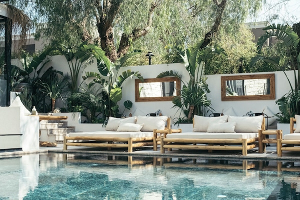 Açık yüzme havuzu, 9 ve 19 saatleri arasında açık, havuz şemsiyeleri