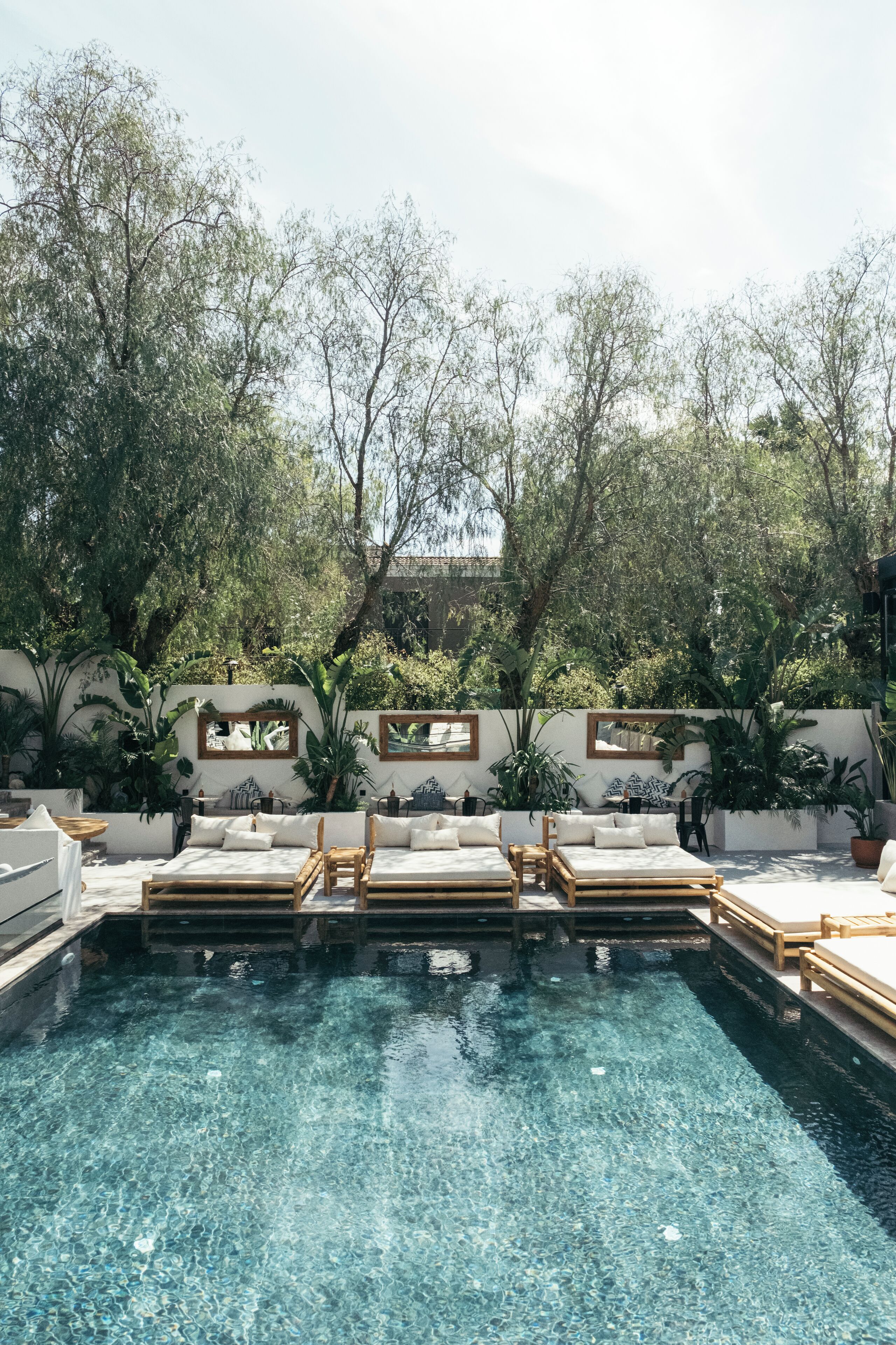 Piscine extérieure, parasols de plage