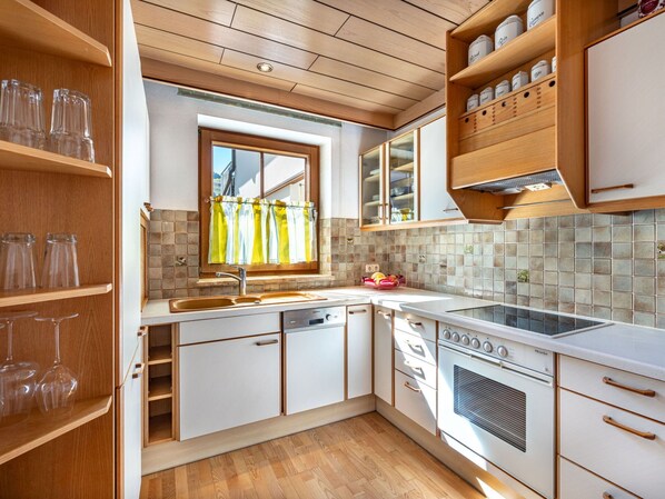 Ofen, Geschirrspüler, Esstisch