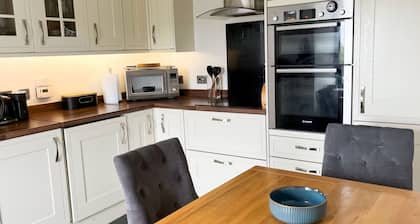 Nice apartment for 2 people with WIFI, TV, pets allowed and parking