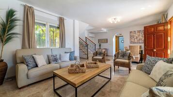 Een smart-tv, een open haard, videogames en een tafeltennistafel