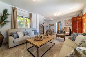 Una Smart TV, una chimenea, videojuegos, una mesa de tenis de mesa