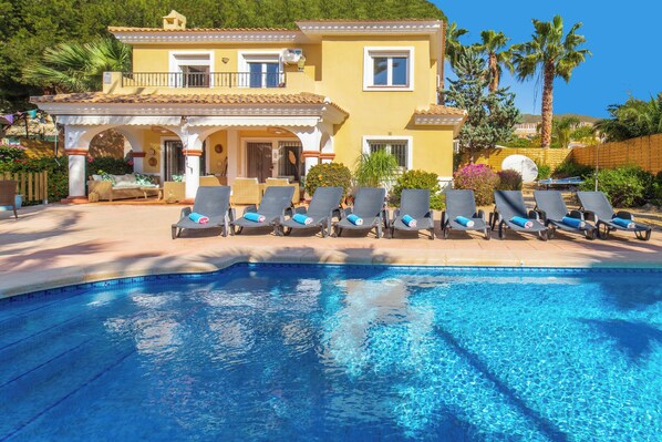 Una piscina al aire libre